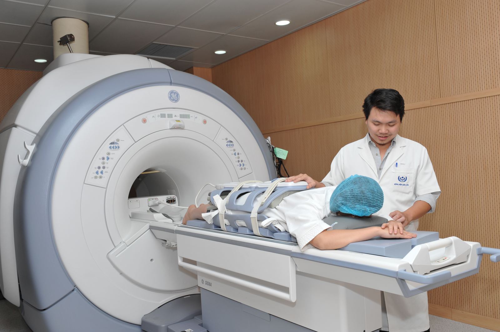 Bệnh nhân đang chuẩn bị được điều trị u xơ tử cung bằng thiết bị FUS-MRI tại Bệnh viện Đa khoa Bảo Sơn 2
